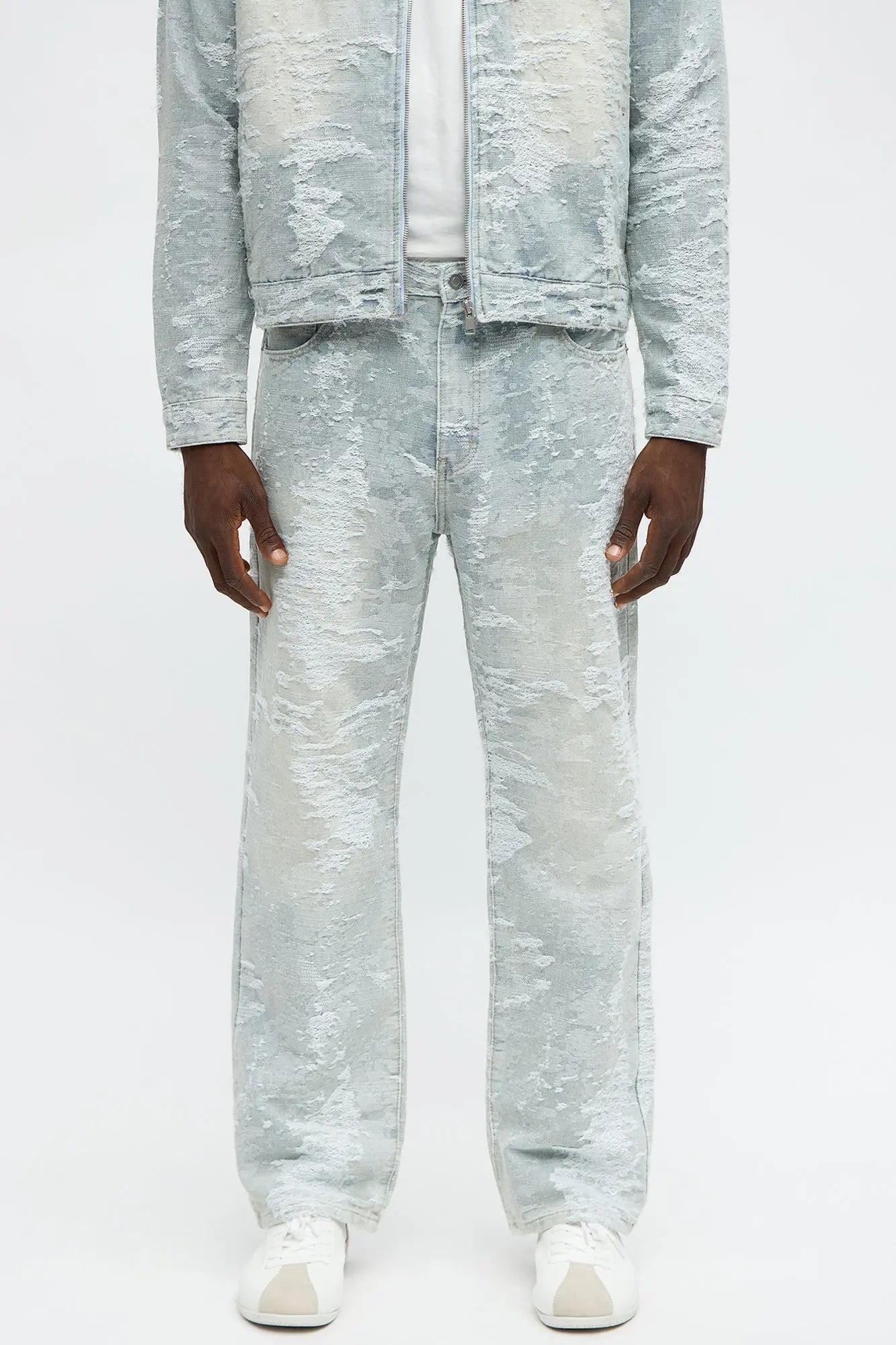 Straight Fading In And Out Jeans - Light Wash