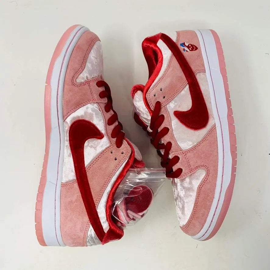 Nike SB Dunk Low StrangeLove Skateboards (Regular Box)